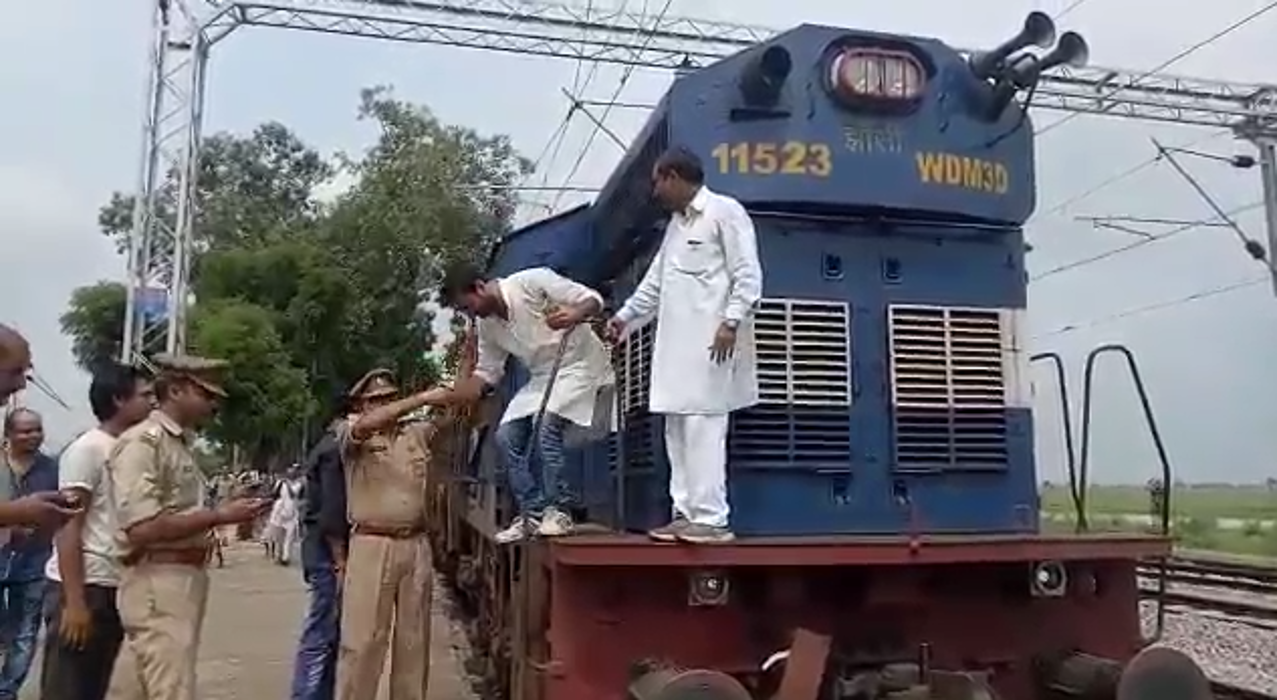 एससी/एसटी बिल के विरोध में सवर्ण आंदोलनकारियों का प्रदर्शन, ट्रेन रोककर जताया विरोध