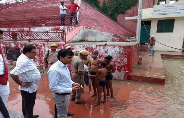 उफनती वरुणा नदी में मौत की छलांग लगा रहे बच्चों को जिलाधिकारी ने दी नसीहत