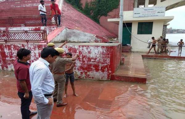 उफनती वरुणा नदी में मौत की छलांग लगा रहे बच्चों को जिलाधिकारी ने दी नसीहत