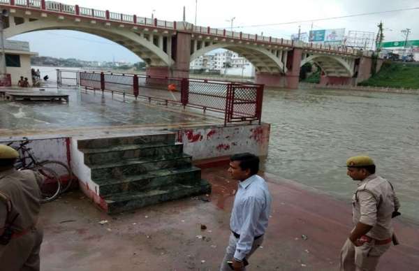 वरुणा नदी स्थित शास्त्री घाट का निरीक्षण करते जिलाधिकारी सुरेन्द्र सिंह
