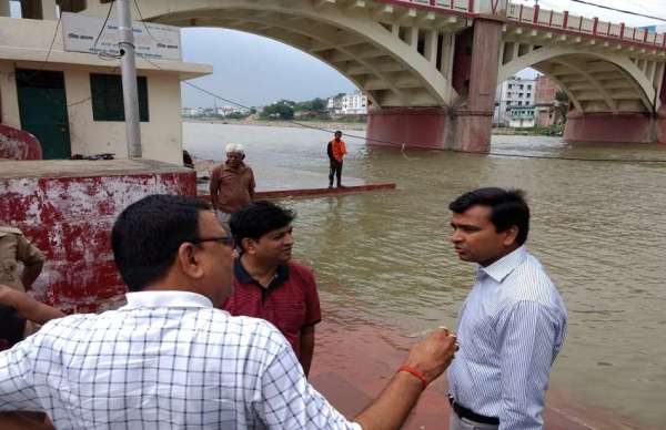 वरुणा नदी स्थित शास्त्री घाट का निरीक्षण करते जिलाधिकारी सुरेन्द्र सिंह