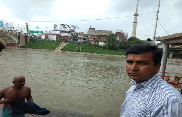 वरुणा नदी स्थित शास्त्री घाट का निरीक्षण करते जिलाधिकारी सुरेन्द्र सिंह