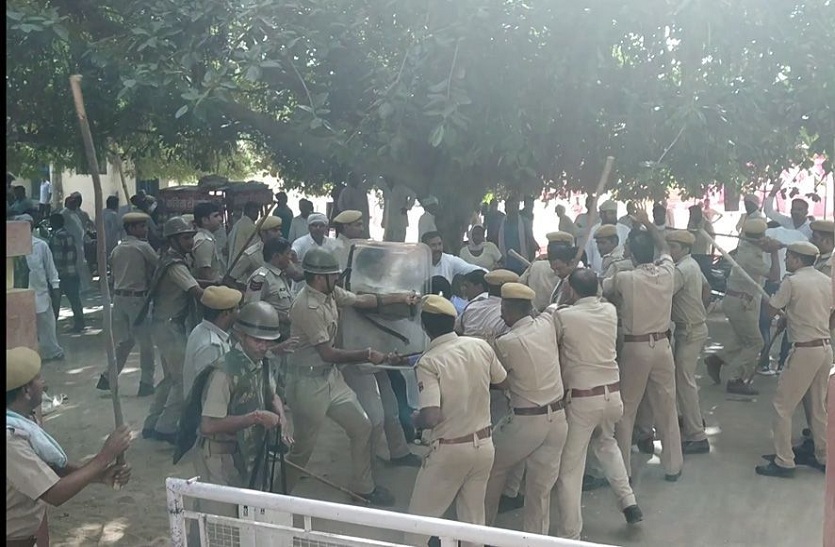 पुलिस ने बल प्रयोग कर आंदोलनकारियों को खदेड़ा