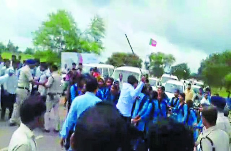 police laathi charge