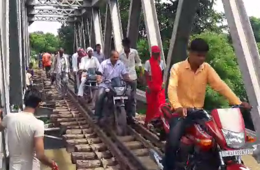 vehicles running on railway track due to excess water in Dholpur