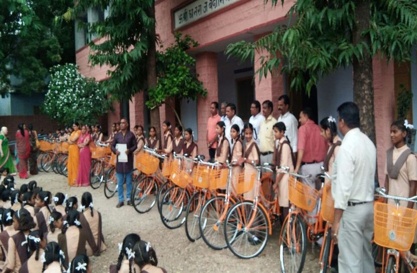 government Free bicycles of distributed to girls in pali