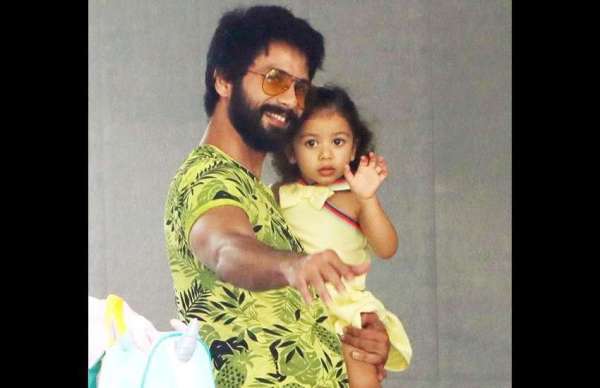 shahid kapoor and misha kapoor spotted outside the hospital photos
