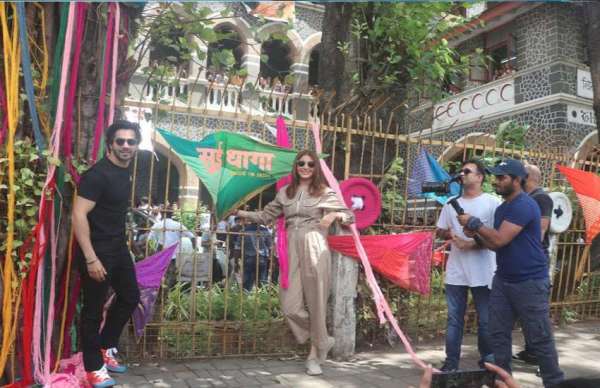 anushka sharma and varun dhawan busy in sui dhaga promotion