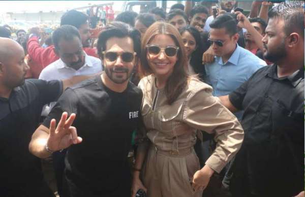 anushka sharma and varun dhawan busy in sui dhaga promotion