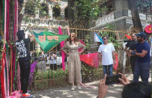 anushka sharma and varun dhawan busy in sui dhaga promotion