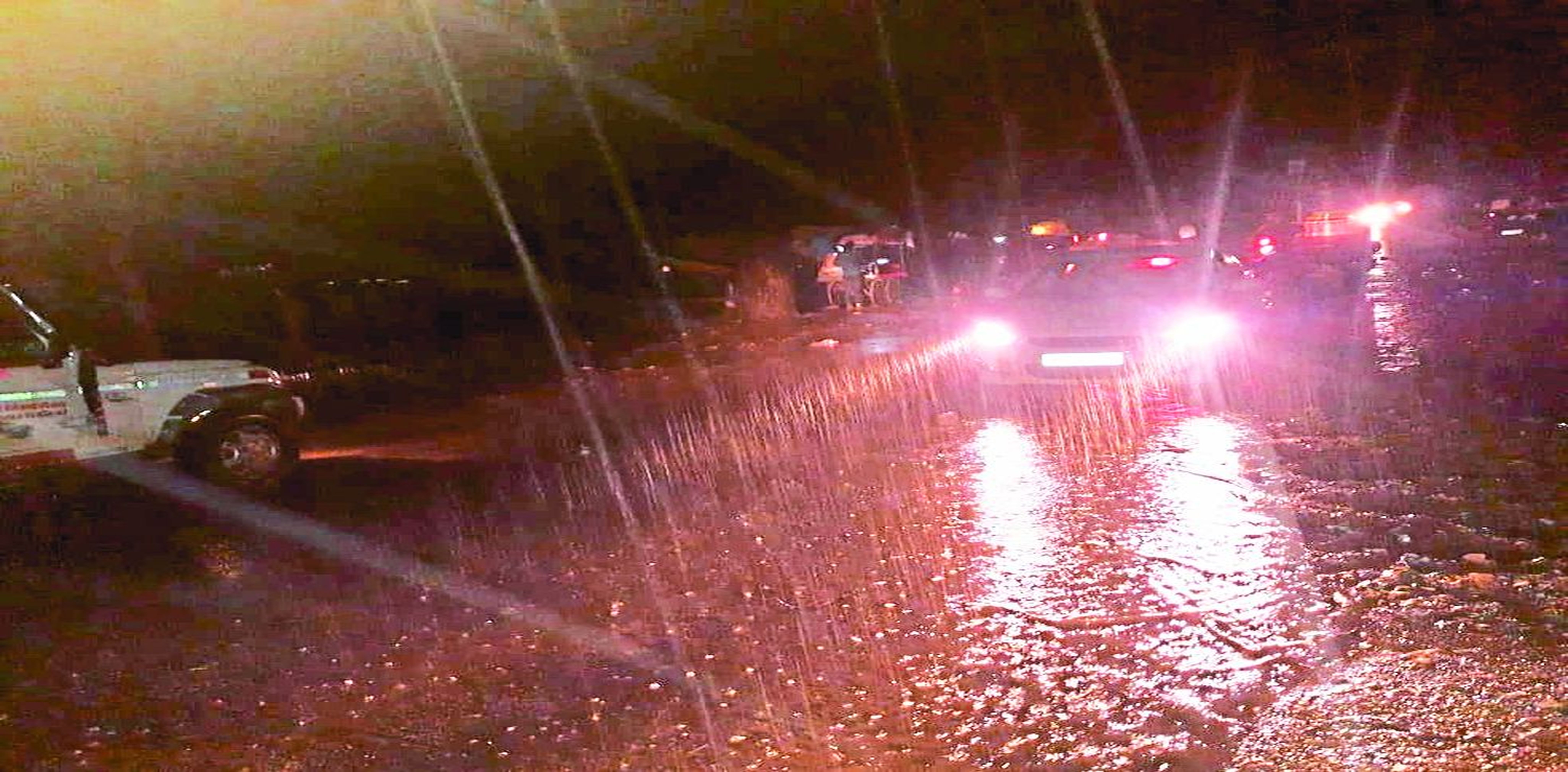 बारिश के दौरान गुजरते वाहन।