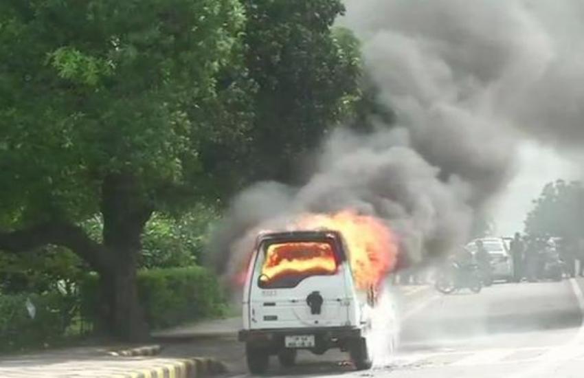 दिल्ली: CISF की गाड़ी में लगी भीषण आग, जवानों ने कूदकर बचाई अपनी जान
