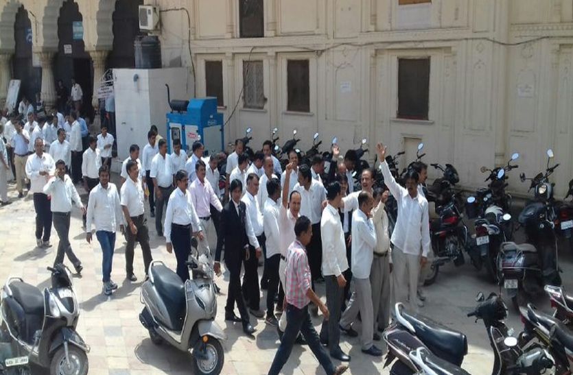 5 Peoples attack on advocate in alwar court