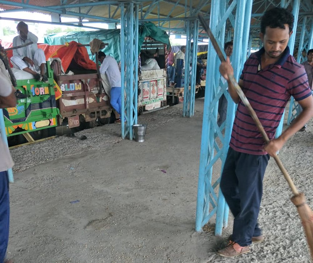 Shade platform damaged in agricultural market