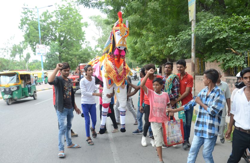Baba's Jatru's queue at every road in Jodhpur