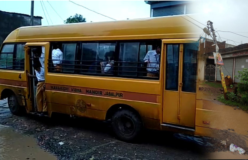 horrible school bus accident from electric pole