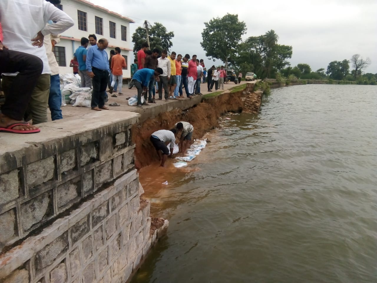 The collapsed security wall pond Nagarpalika staff handled Front