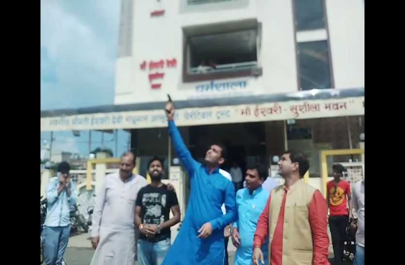 जन्मदिन के जश्न में कानून की अनदेखी, भाजपा नेता ने खुलेआम की फायरिंग