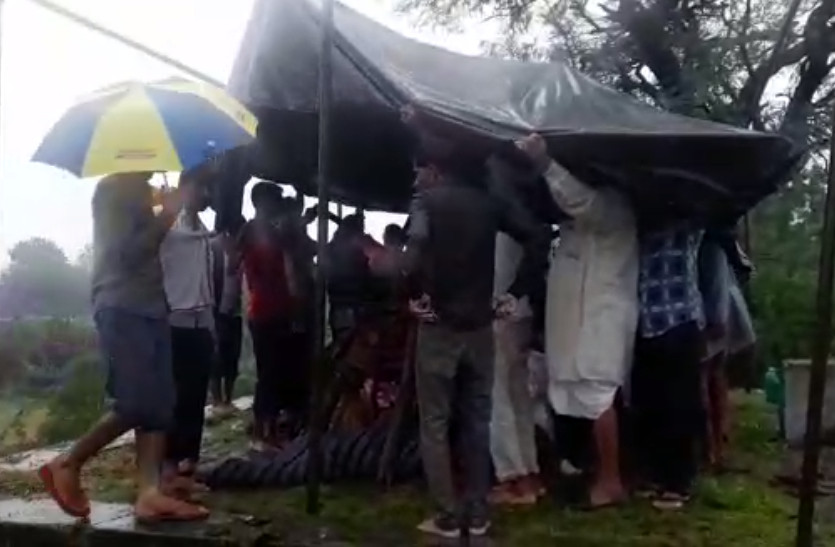 raining becomes barrier in last rituals of old man in Bundi
