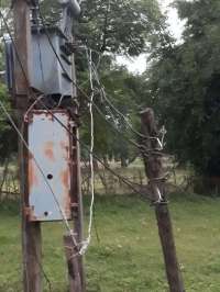 बिजली इंजीनियरों की लापरवाही देखनी हो तो इन गांवों की तस्वीरों पर करिए गौर