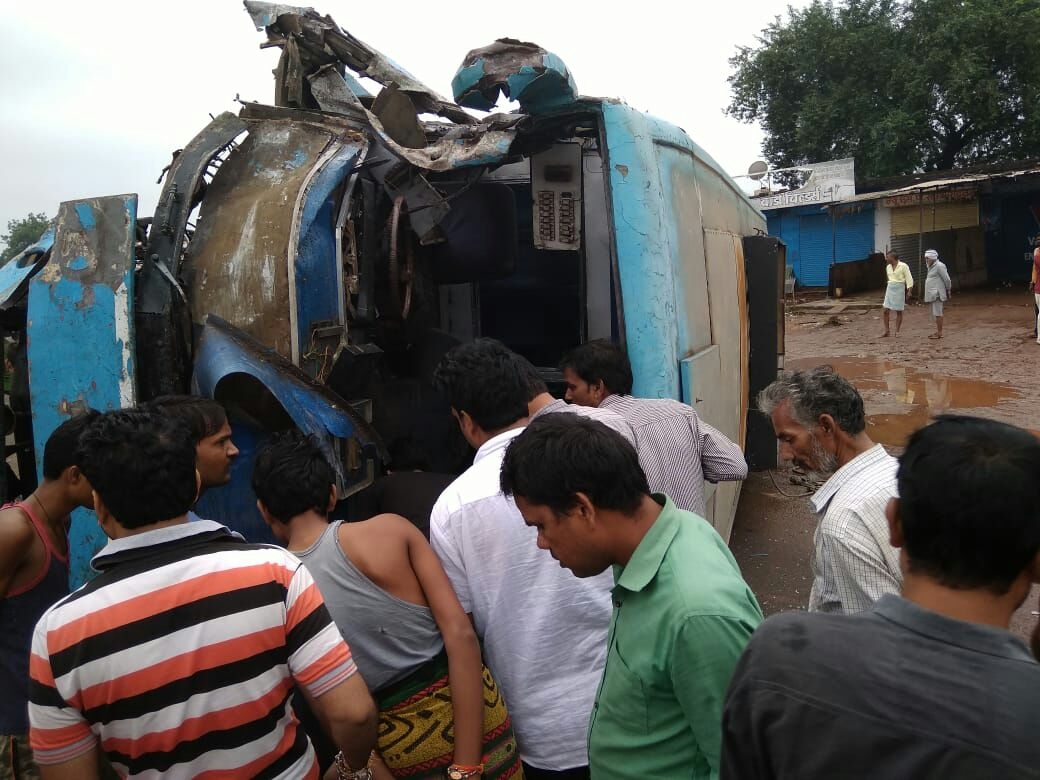 Accident, bus driver, harvester, injured, police action, shivpuri news, shivpuri news in hindi, mp news