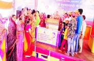 आशीर्वाद प्राप्त करते श्रद्धालु। 