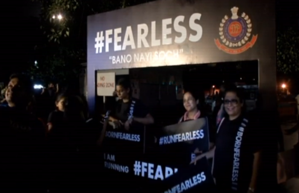 आधी रात को दिल्ली की सड़कों पर लड़कियों ने लगाई दौड़, वजह जानकर चौंक जाएंगे आप