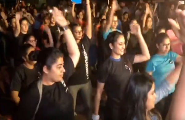 आधी रात को दिल्ली की सड़कों पर लड़कियों ने लगाई दौड़, वजह जानकर चौंक जाएंगे आप