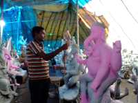 मूर्तिकार सृष्टि के विघ्नहर्ता की प्रतिमा को आकार देने में जुटे हुए है।