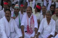 Congress and samajwadi party protest