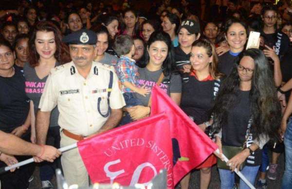 आधी रात को दिल्ली की सड़कों पर लड़कियों ने लगाई दौड़, वजह जानकर चौंक जाएंगे आप