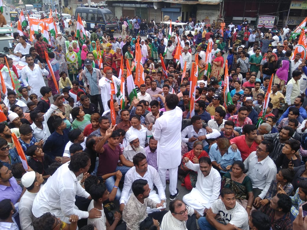 Congress Bandh : Mixed response in Gujarat