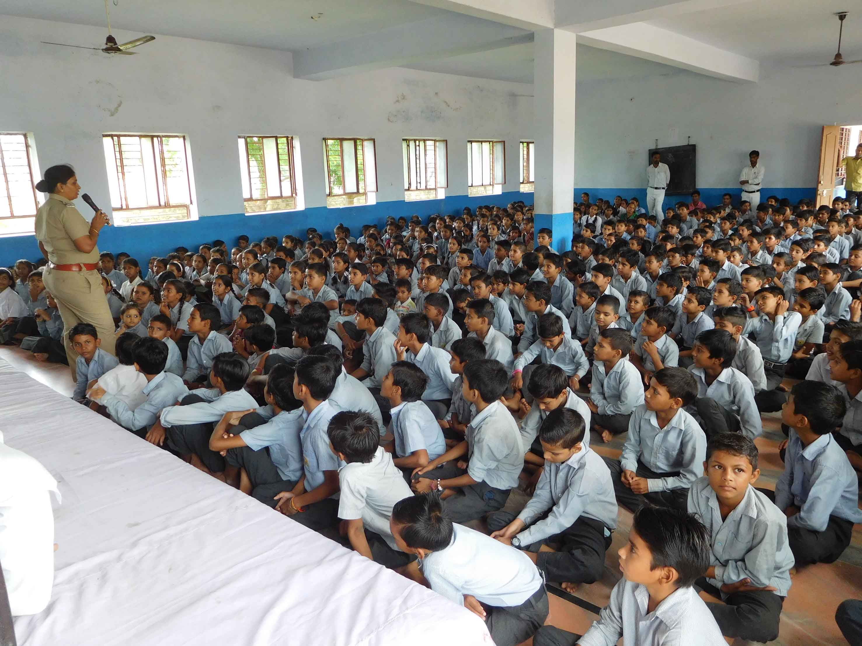 thana-in-charge-teaches-students-lessons-in-kanoon