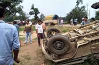 यात्रियों से भरी बोलेरो का टायर फटा, सड़क पर तीन-चार बार पलटकर एक ग्रामीण के घर तक पहुंची, तीन की मौत