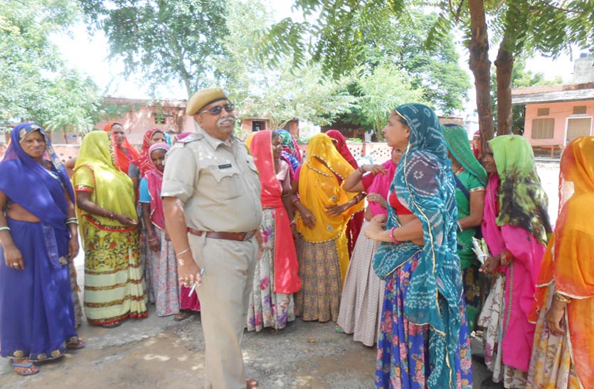 women-protest-against-arrests-in-malpura-again-in-police-station