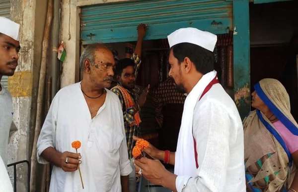 कांग्रेस कार्यकर्ताओं ने गांधीवादी तरीके से दुकानों को बंद कराया