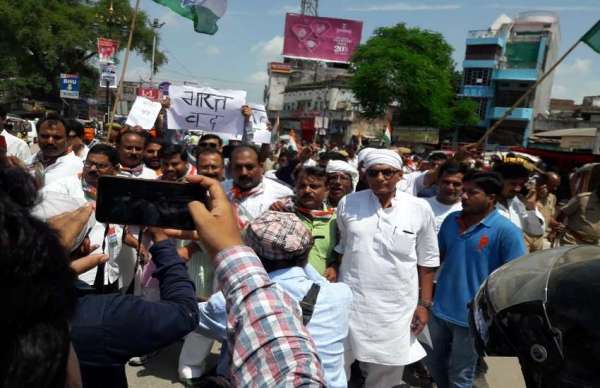 कांग्रेस कार्यकर्ताओं ने लंका पर दुकाने बंद करायी