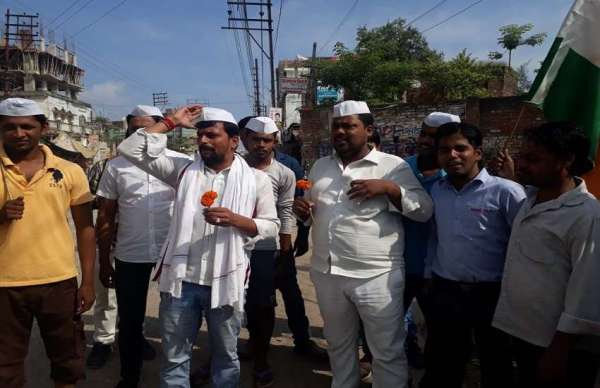 कांग्रेस कार्यकर्ताओं ने गांधीवादी तरीके से दुकानों को बंद कराया