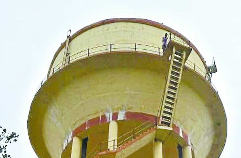 Drunk Man Climbs on Water Tank in Sikar Rajasthan