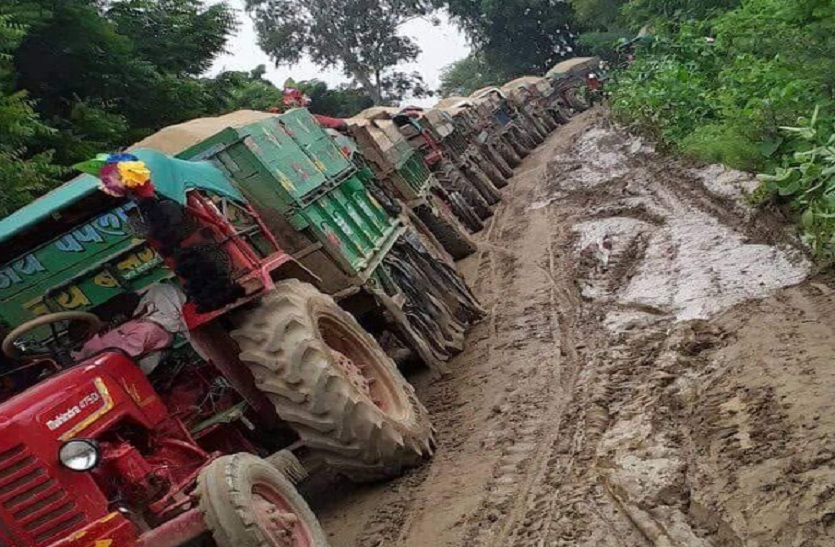 बजरी भरकर लाते ट्रैक्टर चालक