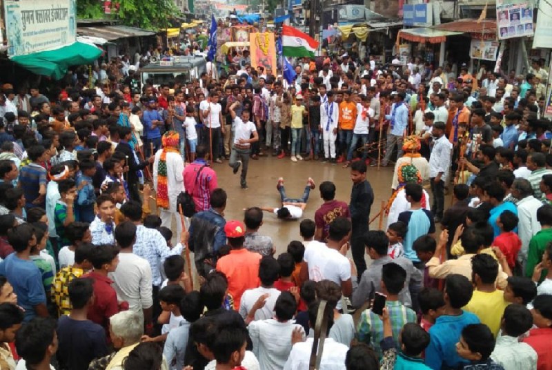 baaba raamadev ke gunjate jayakaaren ke saath nikalee shobhaayaatra