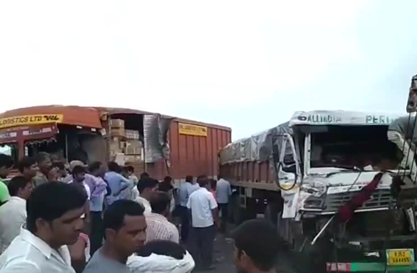 ब्रेक लगाने से एक साथ भिड़े तीन ट्रक, कैबिन मेंं एक घंटे तक फंंसा रहा चालक