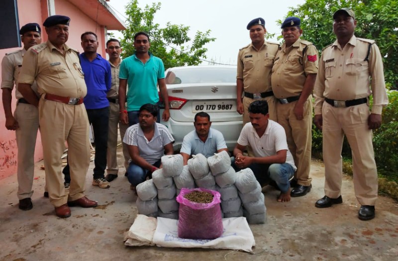 कार के अंदर भरा था ये अवैध सामान, भनक लगते ही बिर्रा पुलिस ने घेराबंदी कर तीन को पकड़ा