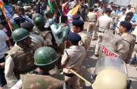 'मैं भी बेरोजगार' अभियान का शुभारंभ कर पैदल मार्च करते हुए युवा कांग्रेसियों ने घेरा रोजगार कार्यालय