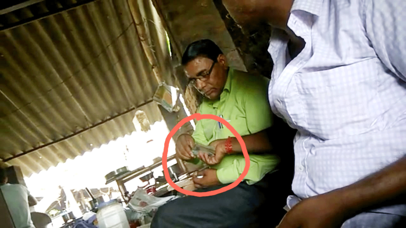Faizabad Lekhpal Video viral by taking bribe