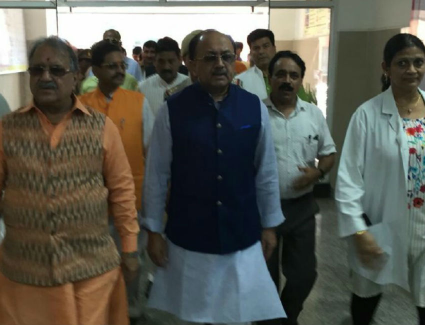 यूपी के बरेली से बड़ी खबर बुखार से 115 मौतों के बाद स्वास्थ्य मंत्री की बड़ी कार्रवाई