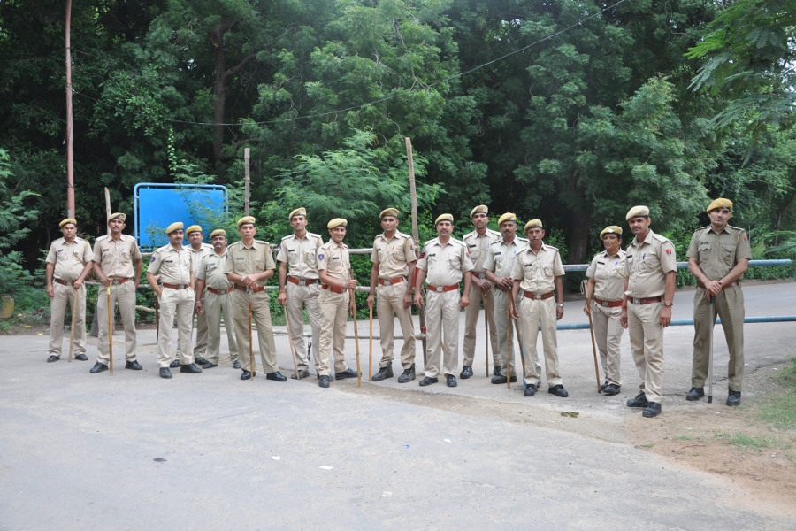 जेएनवीयू छात्रसंघ चुनाव : मतगणना की ड्यूटी कर रहे पुलिसकर्मियों को परोसा बासी खाना, होगी जांच