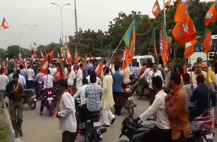 सत्ता के मद में डूबी सरकार की ‘शाही’ अवहेलना, जेएलएन मार्ग पर लगाए पोस्टर तो निकाली बिना हेलमेट रैली..देखें वीडियो