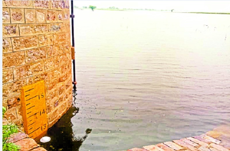 13 फीट पानी।