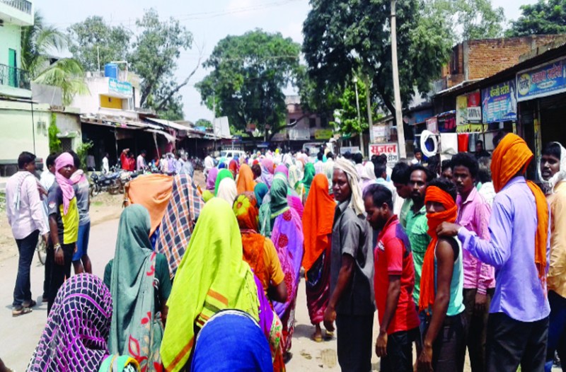 बड़ी संख्या में पहुंचे ग्रामीणों ने थाने का घेराव करते हुए समुचित कर्रवाई की मांग की